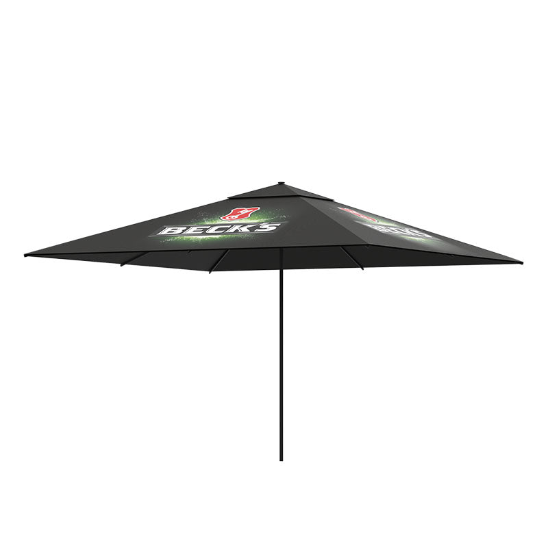 großer schwarzer Sonnenschirm mit Becks Logo