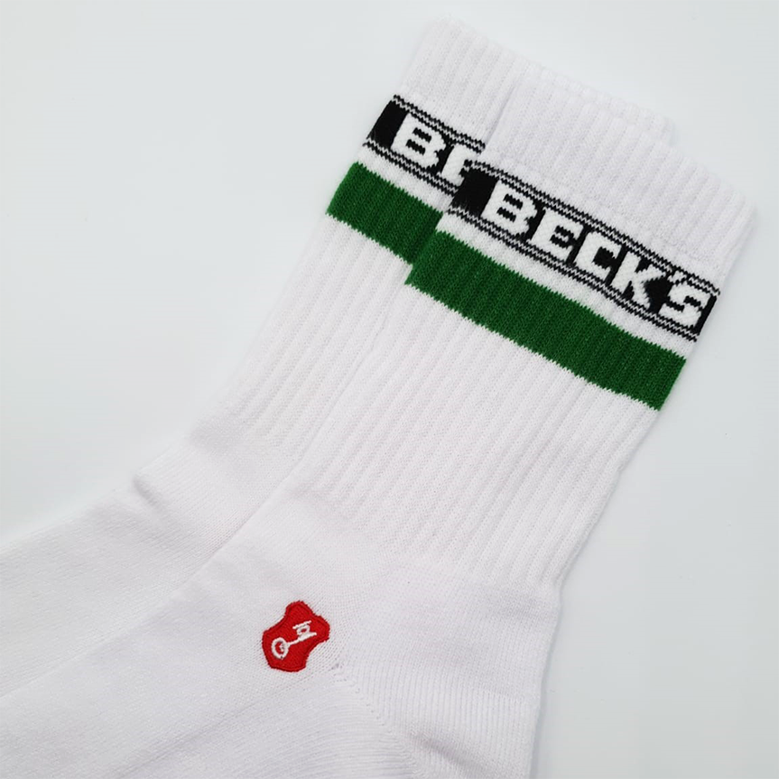 weiße Becks Tennissocken mit grünen Streifen, Becks Schriftzug und rotem Schlüssel