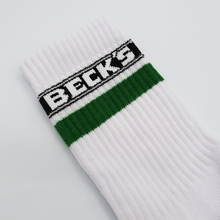 Laden Sie das Bild in den Galerie-Viewer, weiße Becks Tennissocken mit grünen Streifen, Becks Schriftzug