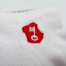Load image into Gallery viewer, weiße Becks Tennissocken mit weißem Schlüssel auf rotem Wappen gestickt