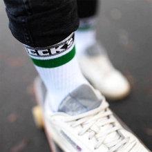 Load image into Gallery viewer, weiße Becks Tennissocken mit grünen Streifen, Becks Schriftzug in weißen Sneakern